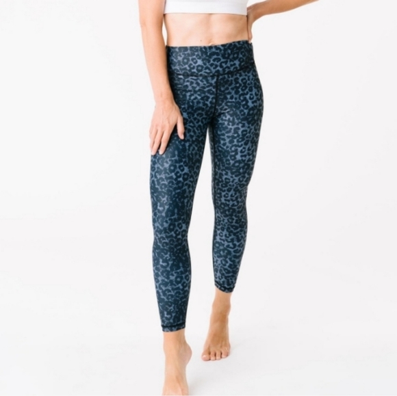Zyia Stone Leopard Scrunchy Light and Luxe Leggings With Ruched Butt Seam - Picture 6 of 8